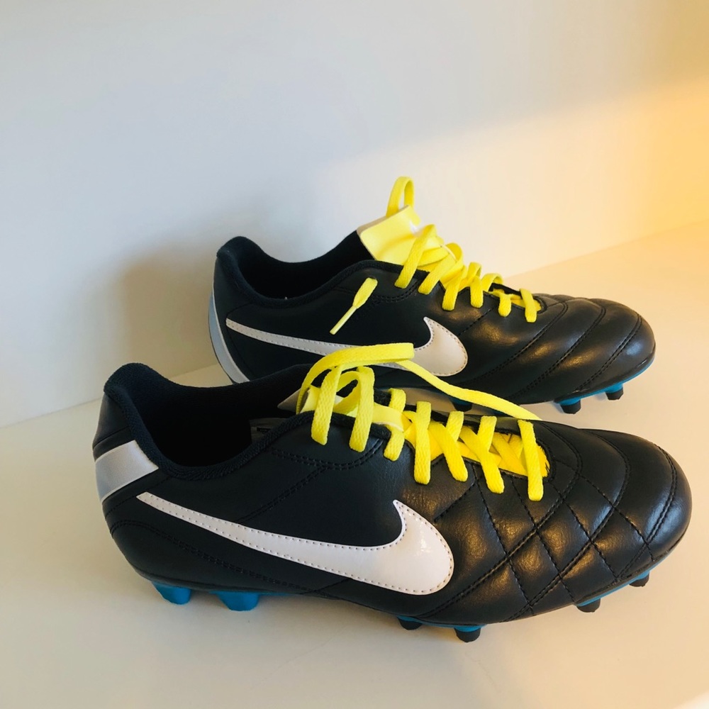 Nike soccer shoes size 9 US NWT